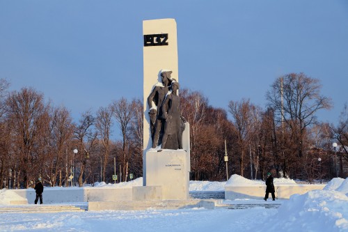 pamjatnik_pervostroiteljam2221.jpg